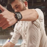 O Παναγιώτης Ραφαηλίδης Φορώντας Chronostar Ρολόι