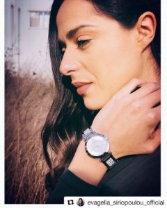 Η Ευαγγελία Συριοπούλου Με Ασημένιο Ρολόι GUESS