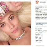 Η Λάουρα Νάργες Φορώντας Νέα Κοσμήματα Guess